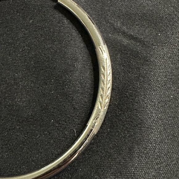 14K WG diamond etched hoops
Inner diameter 49.3mm or 2”
SOLID white gold - Picture 3 of 9